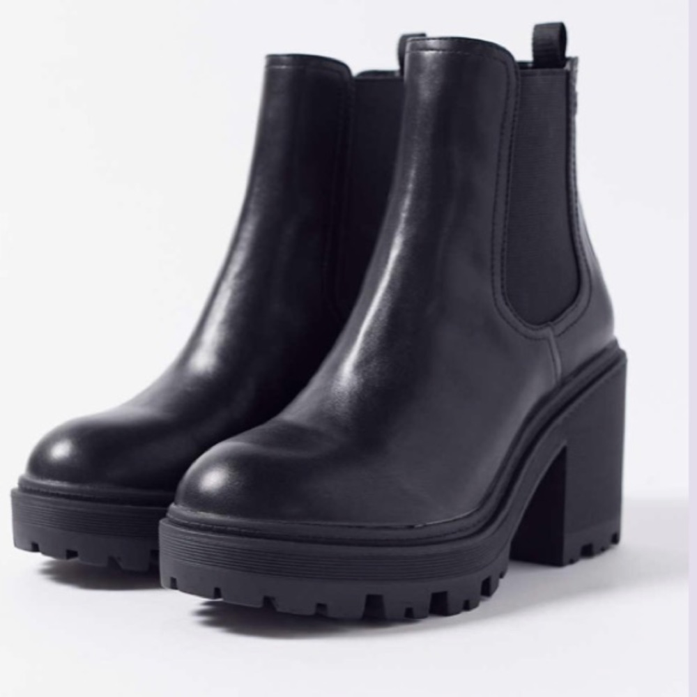 UO Chloe Chelsea Boot - Picture 2 of 8